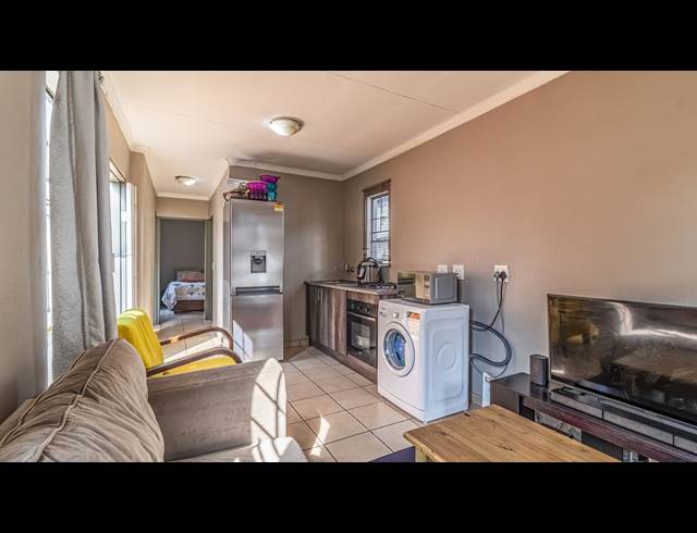 2 BEDROOM HOUSE FOR SALE IN SOUTH HILLS